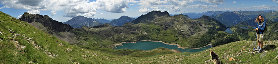 In discesa dal Pizzo Farno ai Laghi Gemelli sulla lunga cresta del versante ovest vista ad ovest sui Laghi Gemelli